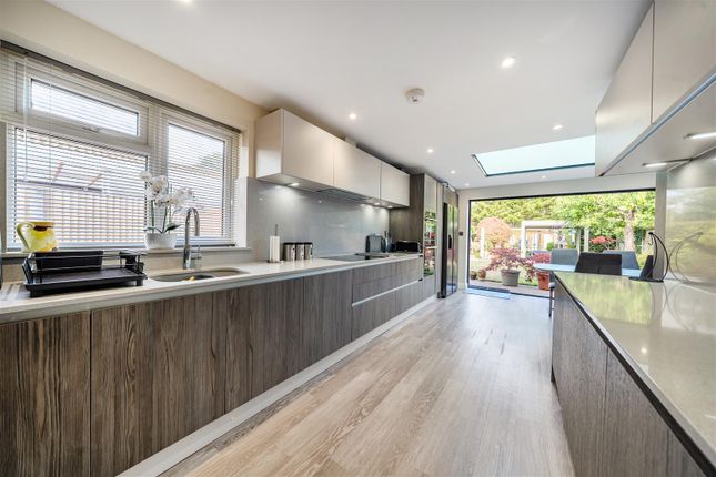 Lawford Crescent, Yateley photo 3