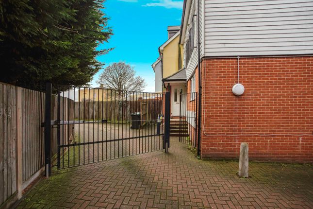 Maisonette for sale in Keppel Close, Greenhithe, Kent