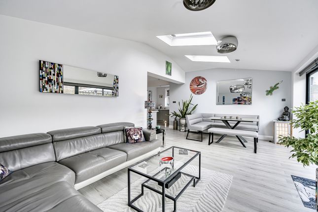 3 Barnett Close, Leatherhead photo 3