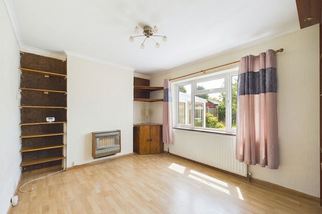 104 Reading Road, Northolt photo 3
