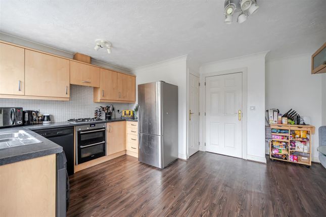 40, Rayner Drive, Reading photo 2