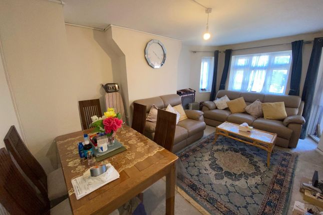 6 rayne ct, Rayne Court, London photo 3