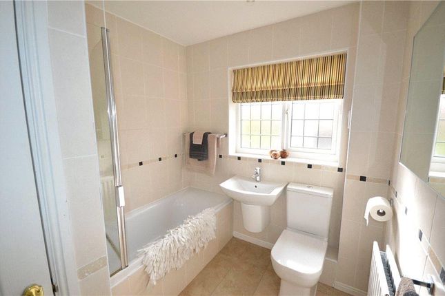 3 Hampton Close, Borehamwood photo 3