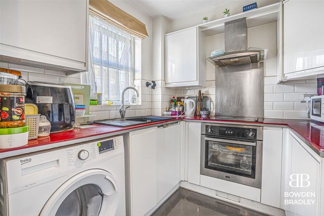 4 Adeliza Close, Barking photo 4