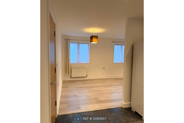 Wapshott Road, Staines-Upon-Thames photo 5