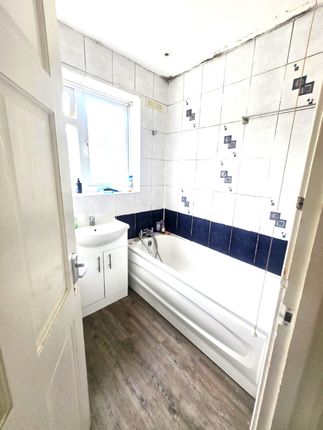 65, Oak Way, Feltham photo 5