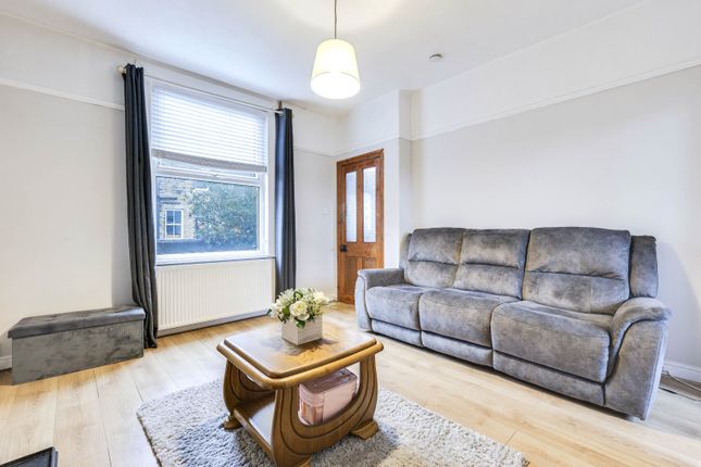 25, Salisbury Place, Pudsey photo 3