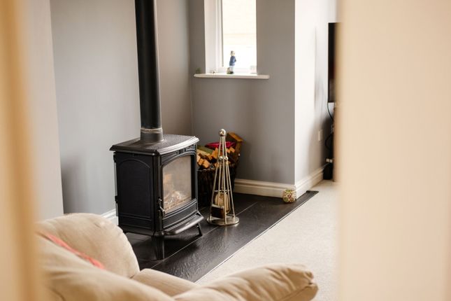 4, Vale Close, Lichfield photo 2
