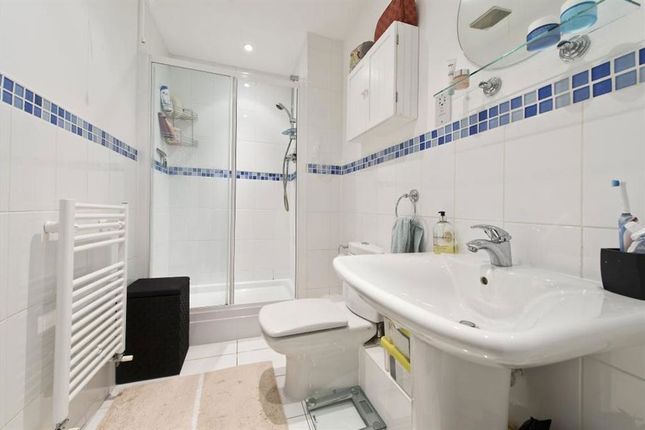 Flat 4, 63, Putney Bridge Road, London photo 5