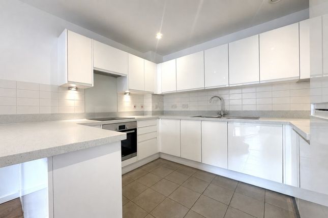 6 Warlingham House, Garfield Road, Addlestone photo 4