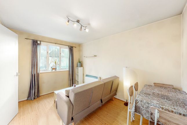 23 , Draycott Close, London photo 2