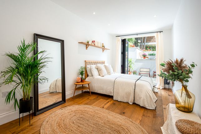 Flat to rent in Mortimer Road, Islington