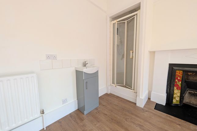 Flat 2, 108 Barrington Road, Crouch end photo 3