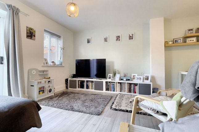 18 Merlin Close, Leicester photo 3