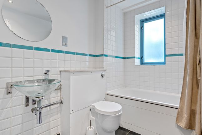 Flat for sale in Hoxton Square, London