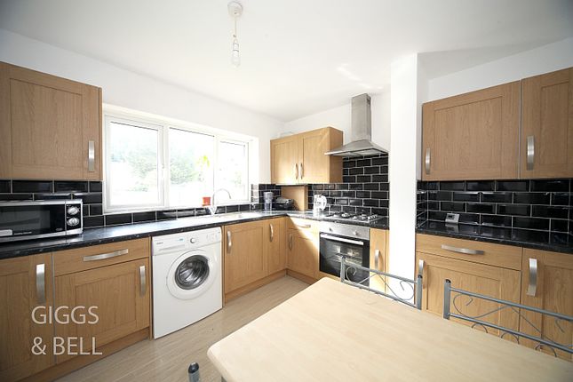 Flat for sale in Stockwood Crescent, Luton, Bedfordshire