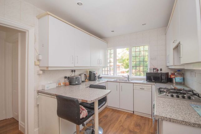 2, Flat  Canterton, Pinner photo 4