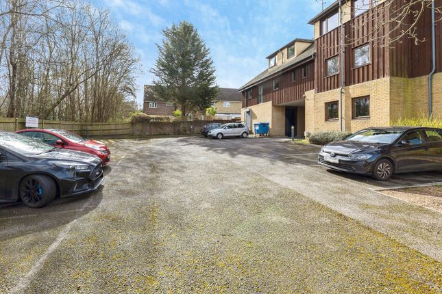 11, Oakwood Court, Crawley photo 2