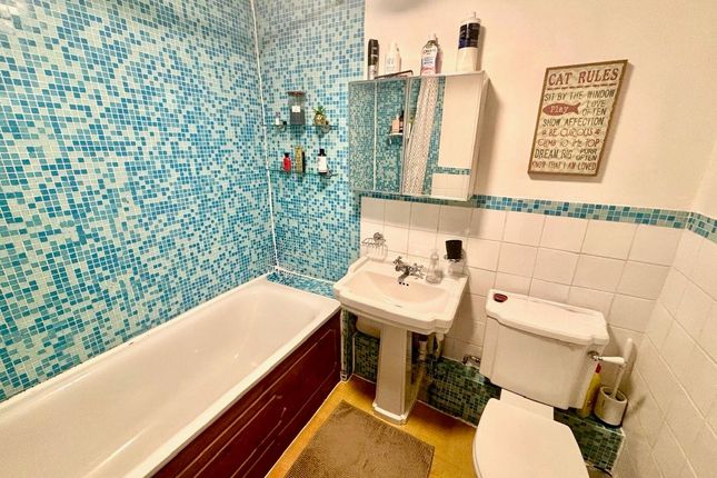 104, Woodford Green photo 3