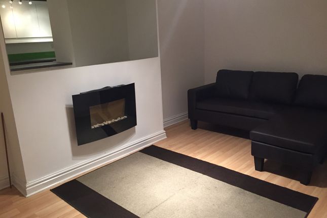 2 bed flat to rent in Pine Street, Halifax HX1