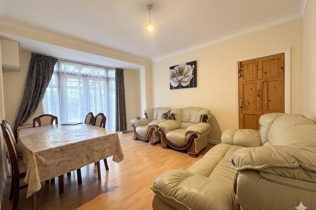 16, Selvage Lane, Mill Hill photo 3