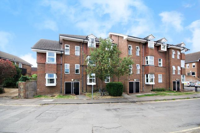 Thumbnail Flat to rent in Josephs Road, Guildford GU1, Guildford,