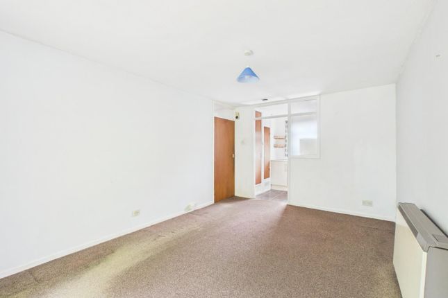 33, Cliffe Gardens, Shipley photo 4