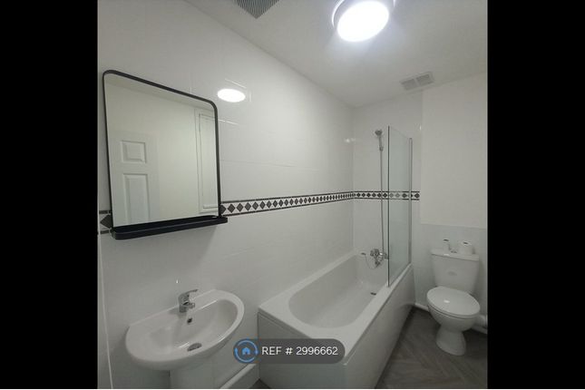 Fleetwood Court Freshbrook, Swindon photo 4
