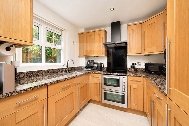 Flat 2,,, Tingwall Court, Mill Hill photo 4