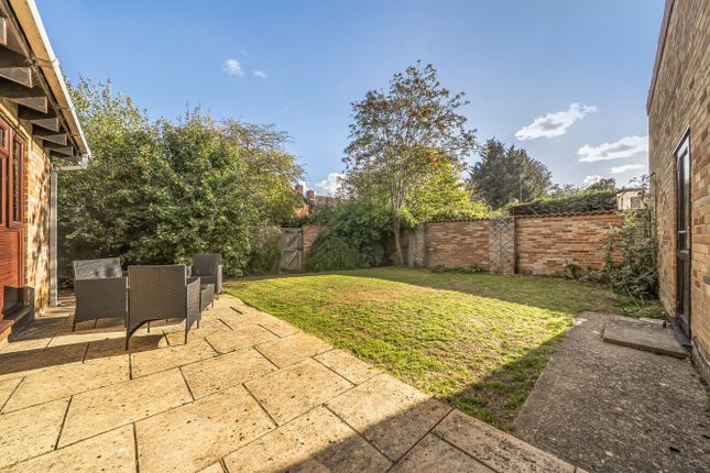 14, Tinwell Close, Reading photo 2