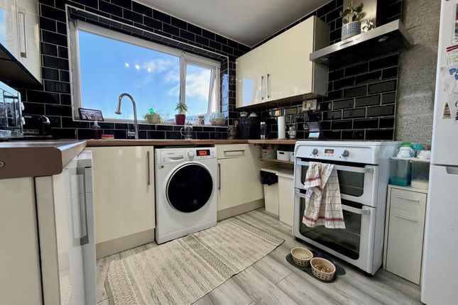 94, Crosland Hill Road, Huddersfield photo 3