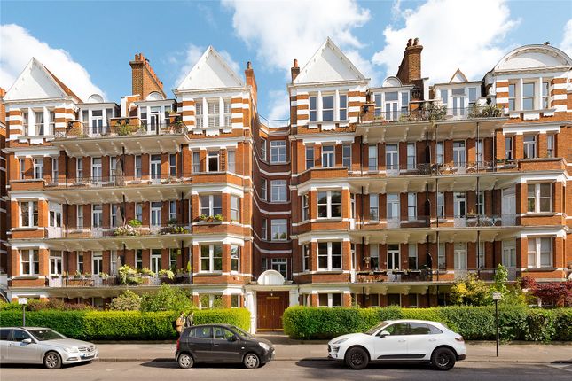 Flat for sale in Prince Of Wales Drive, London