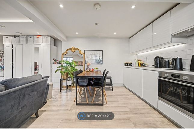 Flat, Mabel Crout Court Lingfield Crescent, London photo 5