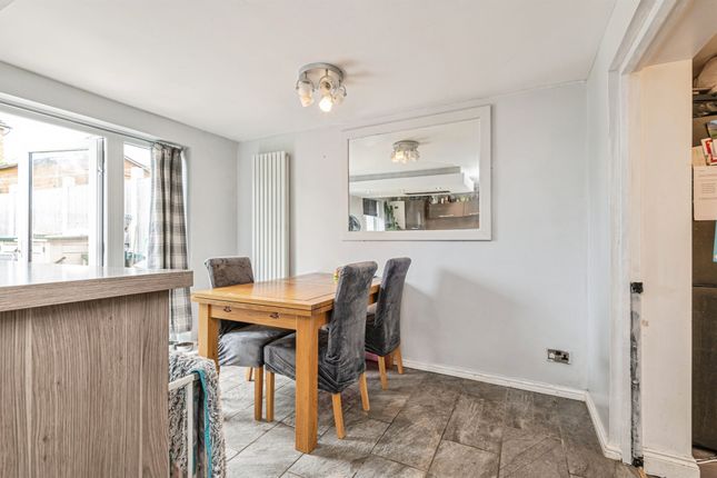 5, Grosvenor Avenue, Huddersfield photo 3
