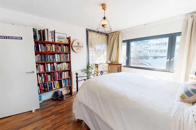 Flat for sale in Lambarde Square, London