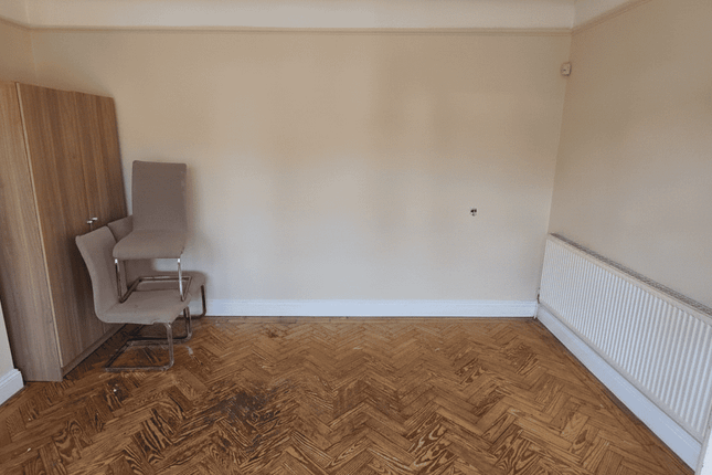 41, Shelley Crescent, HOUNSLOW photo 3