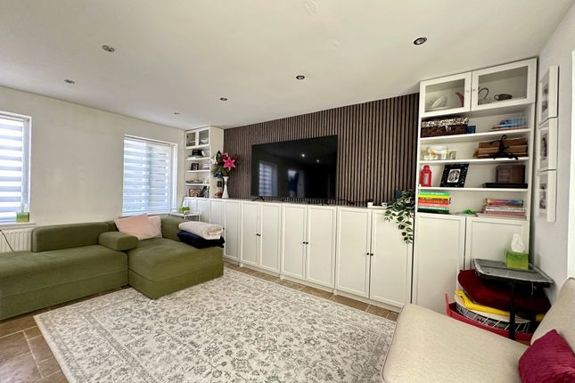 30 Gate Lodge Way, Basildon photo 3