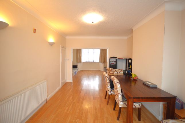 30, Oxenpark Avenue, Wembley photo 3