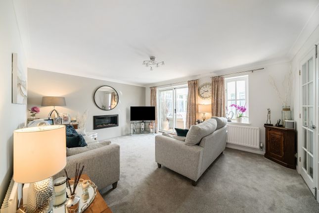 4, Creslow Way, Aylesbury photo 3