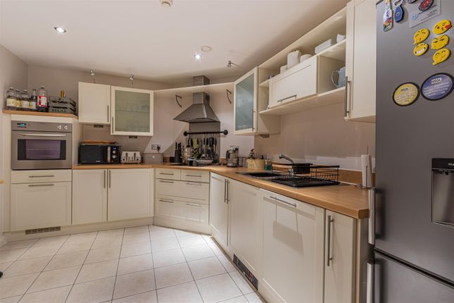 Flat to rent in Lynton Court, Chandlery Way, Cardiff