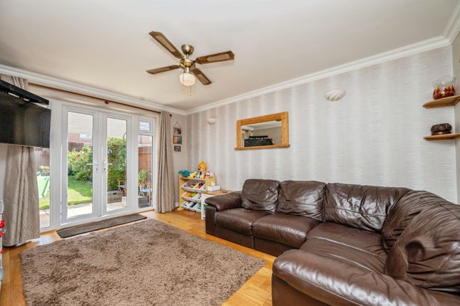 36, Suffolk Way, Worcester photo 2