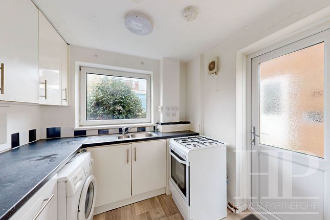 4 Tennyson Close, Crawley photo 3
