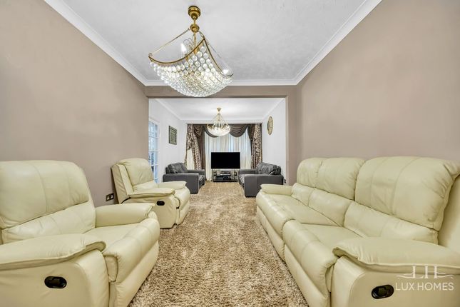 43 Tennyson Way, Hornchurch photo 4