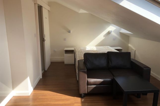 Flat 30,122, Bunns Lane, Mill HIll photo 3