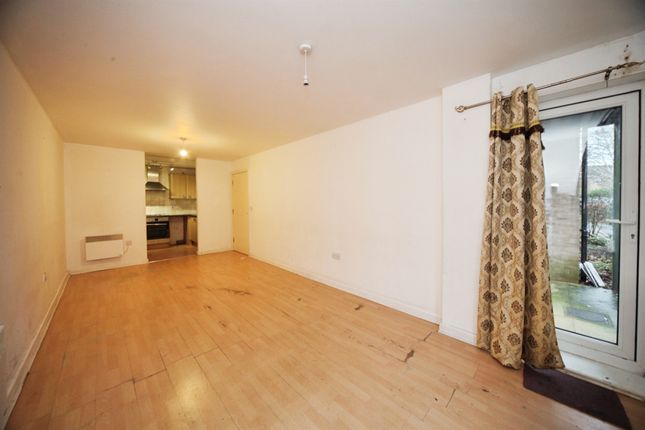 68, The Parklands, DUNSTABLE photo 2