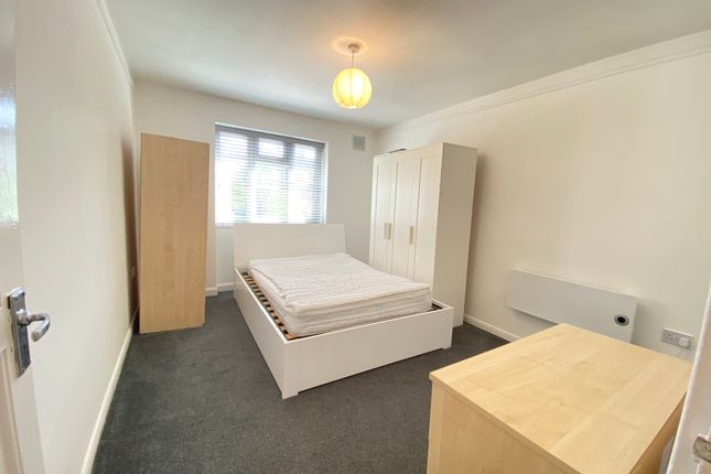 Flat to rent in Crownstone Road, Brixton