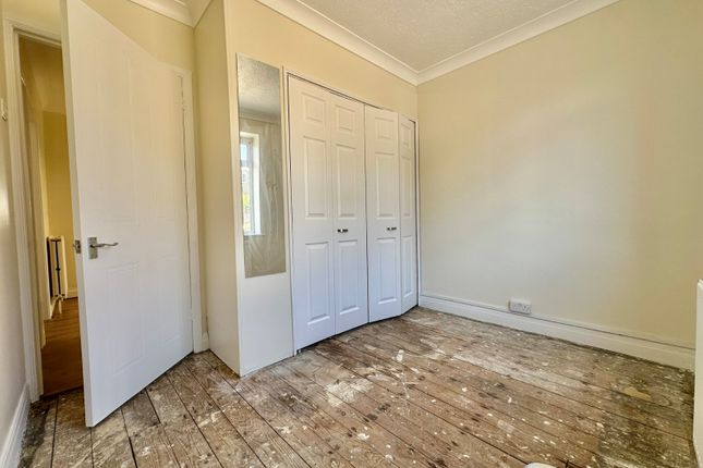 26, Vale Drive, Hampshire photo 3