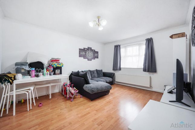 29 Lupin Crescent, ILford, London photo 4