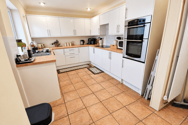 27 Oakwood Avenue, West Mersea, Colchester photo 3