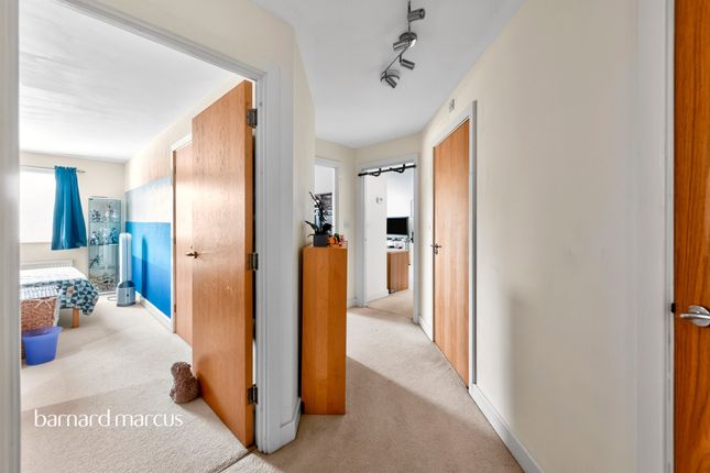 Flat 15, Nutfield Court, 26, Goodworth Road, Redhill photo 4